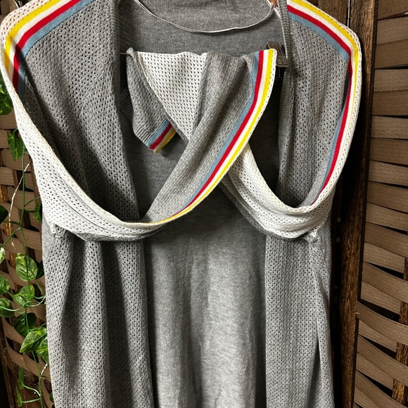 Sweater and T-shirt bundle - Picture 5 of 9